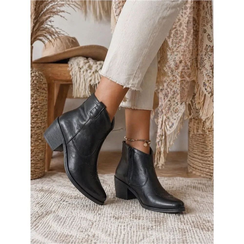 TRUE CRAFT Black Western the Winnie
Ankle Bootie size 8